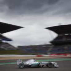El Mercedes de Nico Rosberg pasa ante las gradas de Nürburgring