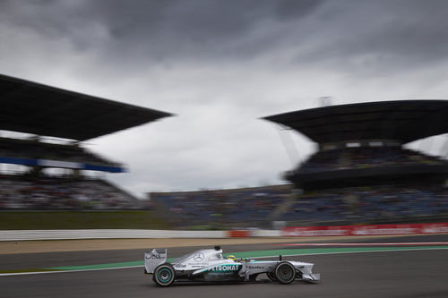 El Mercedes de Nico Rosberg pasa ante las gradas de Nürburgring