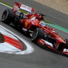 Fernando Alonso afronta una de las curvas de Nürburgring