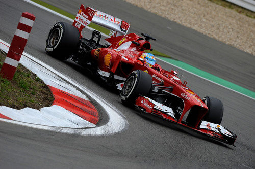 Fernando Alonso afronta una de las curvas de Nürburgring