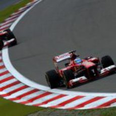 Fernando Alonso rueda por delante de Massa en Nürburgirng