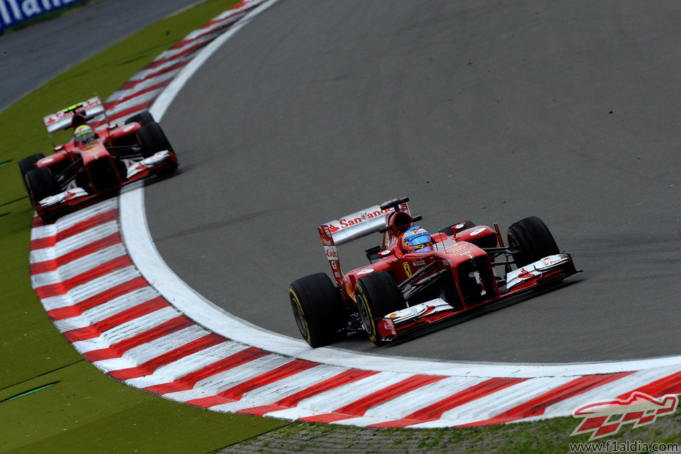 Fernando Alonso rueda por delante de Massa en Nürburgirng