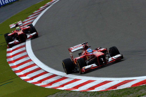 Fernando Alonso rueda por delante de Massa en Nürburgirng