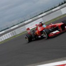 Fernando Alonso rueda con el medio