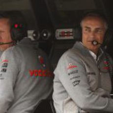 Martin Whitmarsh mira a sus pilotos desde el muro