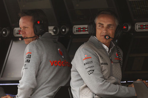 Martin Whitmarsh mira a sus pilotos desde el muro