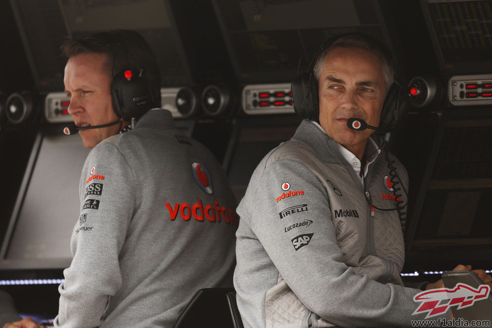 Martin Whitmarsh mira a sus pilotos desde el muro