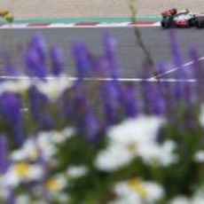 Sergio Pérez afornta una de las últias curvas de Nürburgring