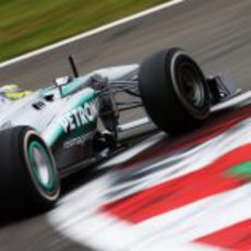 Nico Rosberg coge una curva en Nürburgring