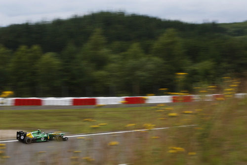 Giedo van der Garde atraviesa el circuito de Nürburgring durante los libres del viernes