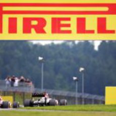 Carteles Pirelli alrededor del circuito