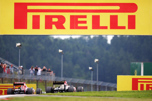 Carteles Pirelli alrededor del circuito