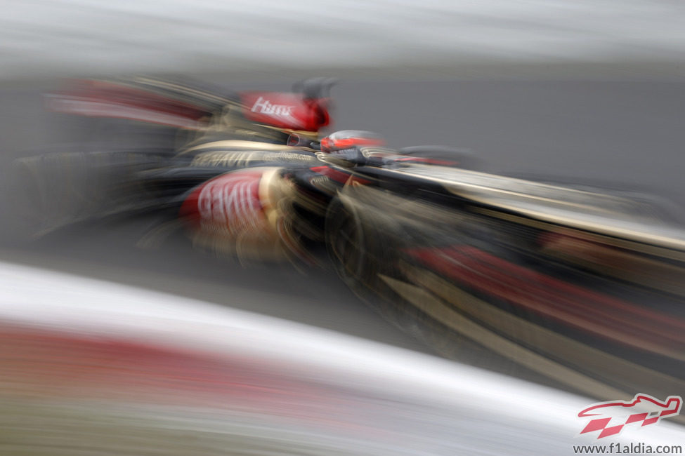 Kimi Räikkonen vuela con el medio