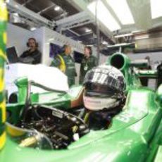 Giedo van der Garde observa la telemetría metido en su Caterham