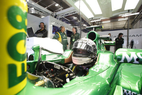 Giedo van der Garde observa la telemetría metido en su Caterham