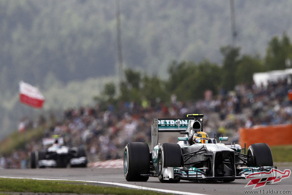 Lewis Hamilton vuela en Núrburgring