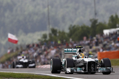 Lewis Hamilton vuela en Núrburgring