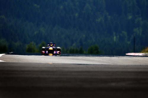 Sebastian Vettel con la colina de Nürburg al fondo