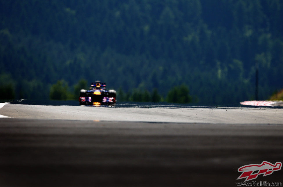 Sebastian Vettel con la colina de Nürburg al fondo