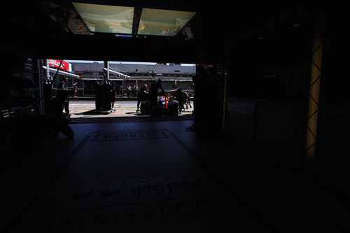 Mark Webber regresa al box de Red Bull para afrontar el segundo asalto de la clasificación