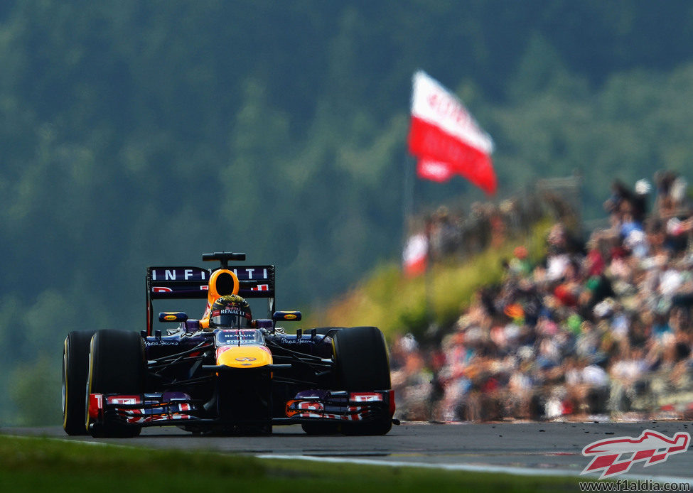 El público alemán observa a su tricampeón desde las gradas de Nürburgring