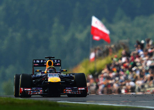 El público alemán observa a su tricampeón desde las gradas de Nürburgring