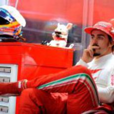 Fernando Alonso espera, sin prisa, en el box