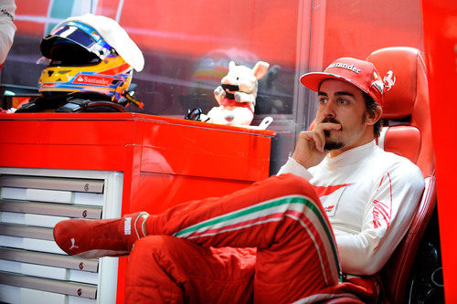 Fernando Alonso espera, sin prisa, en el box