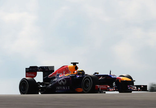 Sebastian Vettel vuela sobre el asfalto del trazado de Nürburgring