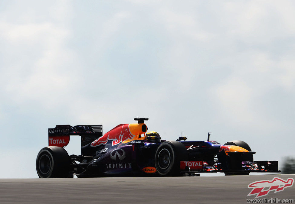 Sebastian Vettel vuela sobre el asfalto del trazado de Nürburgring