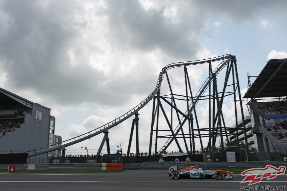 Adrian Sutil pasa junto a la montaña rusa de Nürburgring