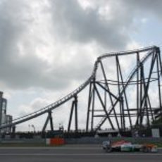 Adrian Sutil pasa junto a la montaña rusa de Nürburgring