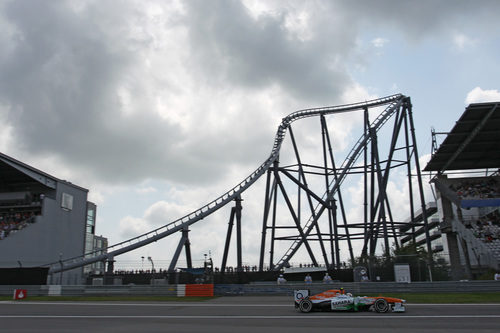 Adrian Sutil pasa junto a la montaña rusa de Nürburgring