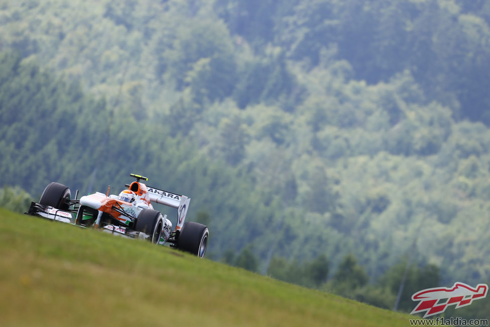 Adrian Sutil con el 'infierno verde' de fondo en Nürburgring