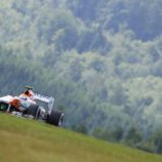 Adrian Sutil con el 'infierno verde' de fondo en Nürburgring