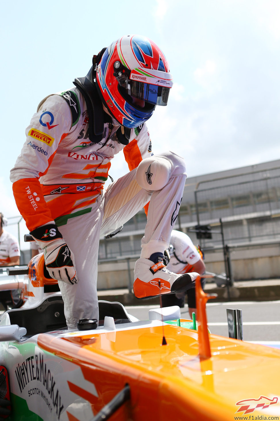 Paul di Resta se baja del coche tras clasificar en duodécima posición