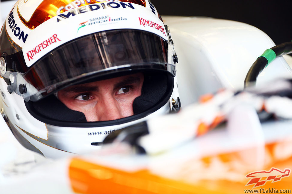 Adrian Sutil concentrado dentro de su Force India