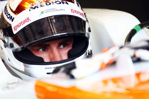 Adrian Sutil concentrado dentro de su Force India