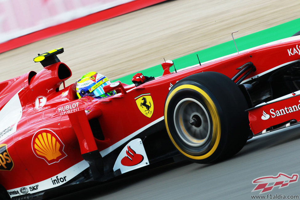 Felipe Massa gira en Nürburgring