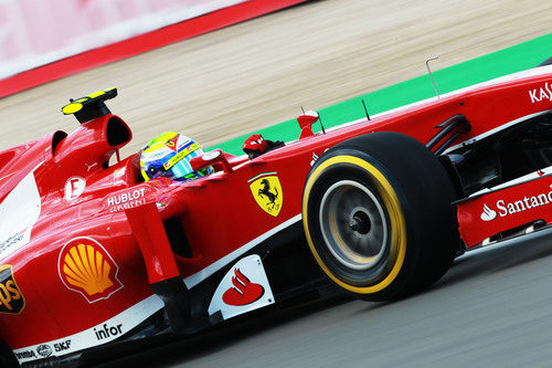 Felipe Massa gira en Nürburgring