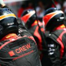 El equipo de mecánicos Marussia se prepara para una nueva parada