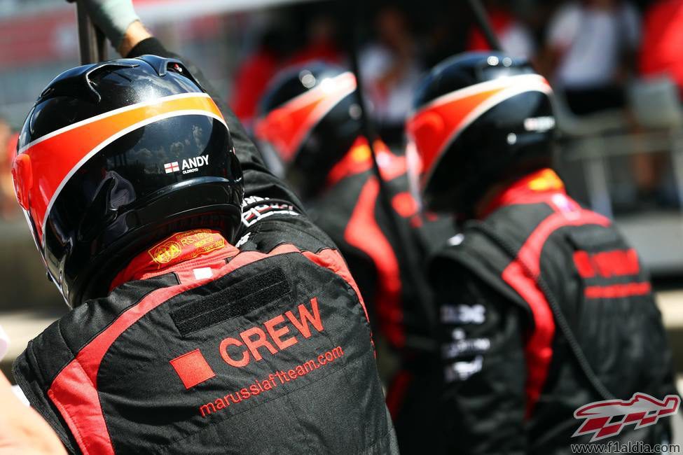 El equipo de mecánicos Marussia se prepara para una nueva parada