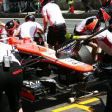 Cambio de gomas para Jules Bianchi en boxes