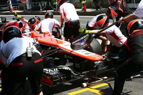 Cambio de gomas para Jules Bianchi en boxes