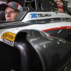 Nico Hülkenberg metido en su C32