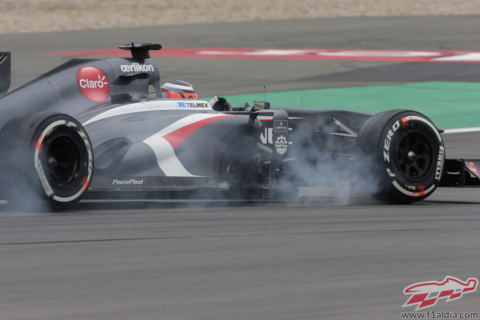 Nico Hülkenberg se pasa de frenada en una de las curvas de Nürburgring