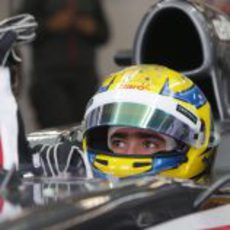 Esteban Gutiérrez se ajusta los guantes en su C32