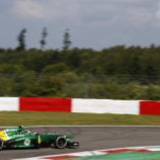 Giedo van der Garde se acerca a los limites de la pista con su CT03