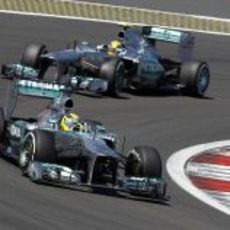 Rosberg y Hanilton luchando codo con codo