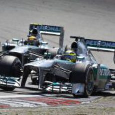 Nico Rosberg y Lewis Hamilton, casi en paralelo